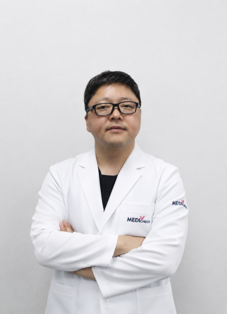 장용선선생님(가운).png